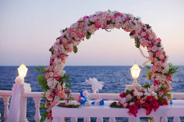Cérémonie de mariage détails près de la mer au coucher du soleil — Photo