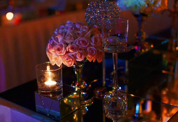 Romantico decorato con fiori celebrazione cena con candele — Foto Stock