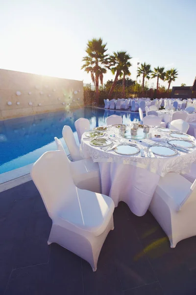 Célébration de mariage dîner à l'hôtel bord de mer près de la piscine — Photo