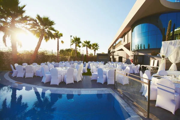 Célébration de mariage dîner à l'hôtel bord de mer près de la piscine — Photo
