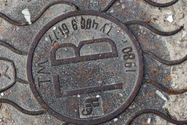 Eski Sovyet kanalizasyon kapağı