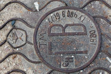 Eski Sovyet kanalizasyon kapağı