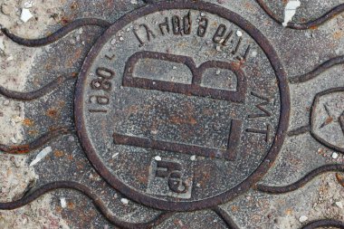 Eski Sovyet kanalizasyon kapağı