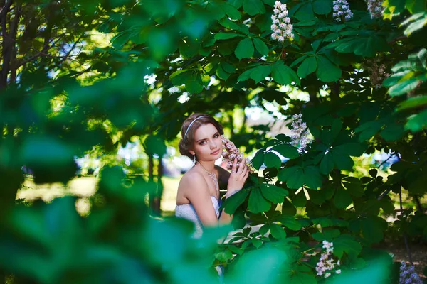 Chica joven posando surrpunded con flores de árbol floreciente de ch — Foto de Stock