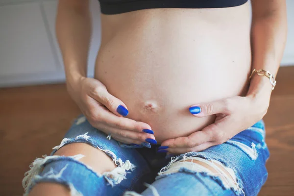 Těhotné ženy v džínách — Stock fotografie