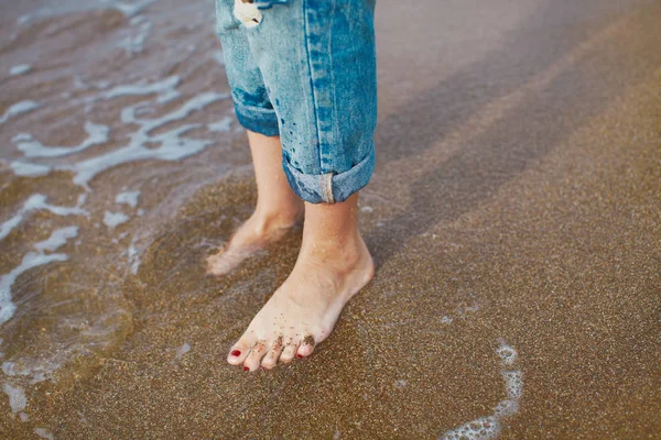 ビーチ女足で海砂のタッチをクローズ アップ — ストック写真