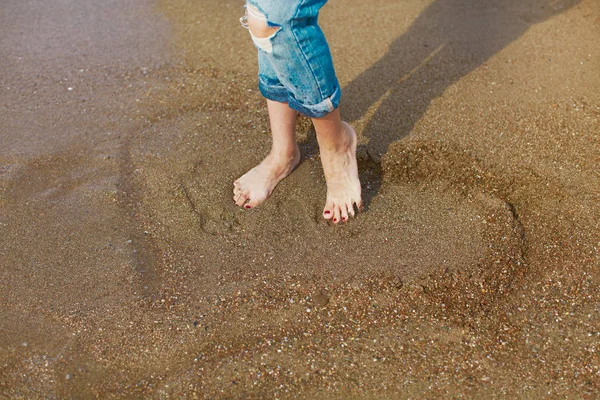 ビーチ女足で海砂のタッチをクローズ アップ — ストック写真