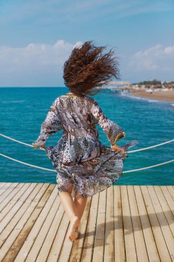 Mutlu dans ve kadın deniz tarafında içinde atlama