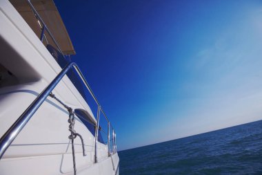 Lüks Yat detayları ve deniz görünümü
