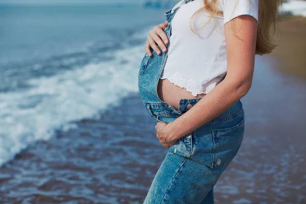 Mujer embarazada en vacaciones junto al mar —  Fotos de Stock