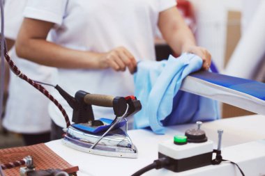 Kadının el tekstil fabrikası üzerine ihale ipek kumaş Ütü