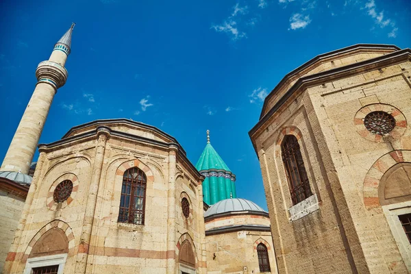 土耳其科尼亚的 mevlana 墓和 selimiye 清真寺也被称为 mevlana kulliyesi 或 mevlana turbesi 和 selimiye camii — 图库照片