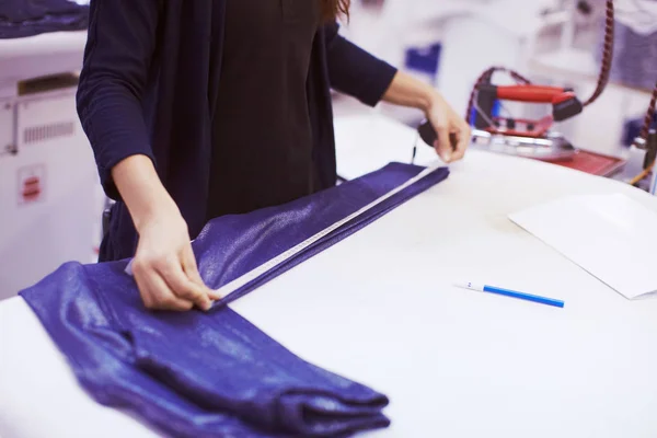 Diseñador de moda en el trabajo y detalles de su mesa de trabajo — Foto de Stock