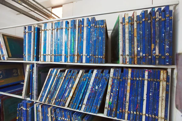 Tekstil fabrika ekipmanları - Şablonlar desenlerle bezler ve boya baskı almak için