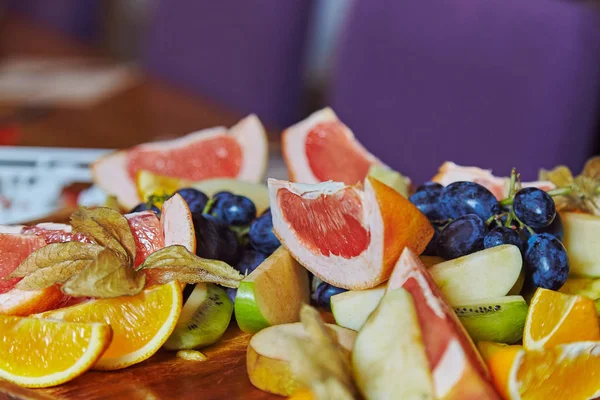 Fruit platter in restaurant — Stock Photo, Image