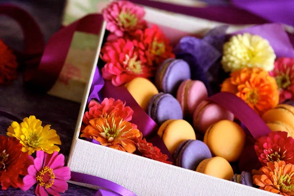 Kue Macaron penuh warna kue manis di kotak sekarang — Stok Foto