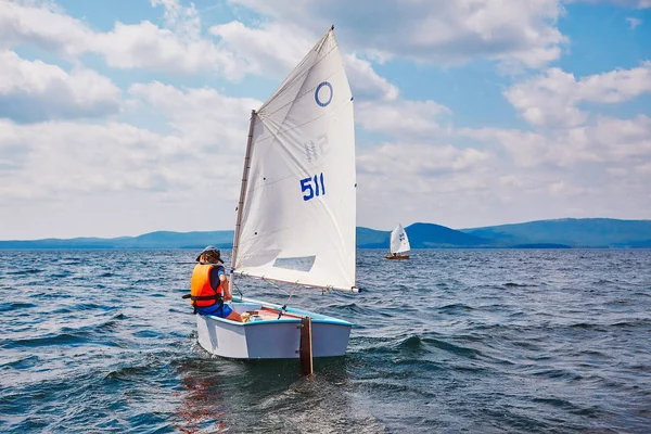 Entraînement à la voile yachting sport enfants dans le lac Images De Stock Libres De Droits