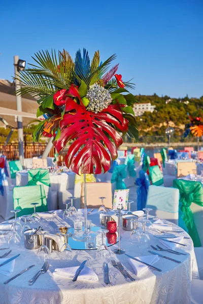 Ristorante festivo con terrazza vista mare per banchetti aziendali o matrimoni — Foto Stock