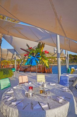 Deniz görünümü mekan şenlikli bir şekilde dekore edilmiş ziyafet masalarında