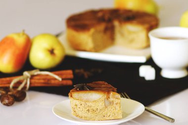 Elmalı turta charlotte ile birlikte çay ve caramelle