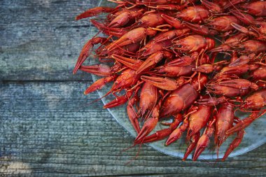 Kerevit pişmiş ve ahşap arka plan üzerinde hizmet