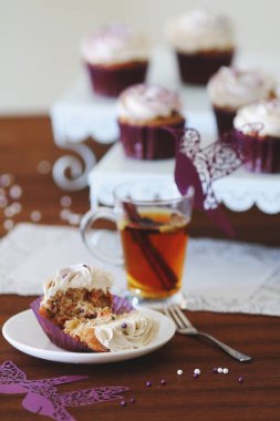 Kek ile çay servisi