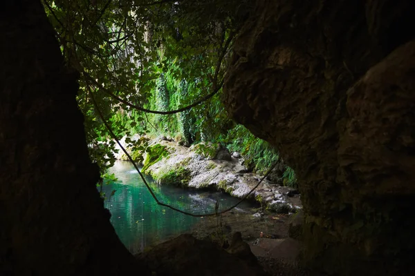 Caverna e cachoeira em Antalya, Turquia — Fotografia de Stock