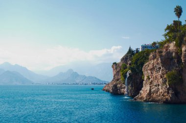 Şehir manzaralı küçük şelale, Antalya, Türkiye için