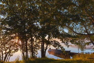 Huzurlu sabah yatay, sis ve tekneler