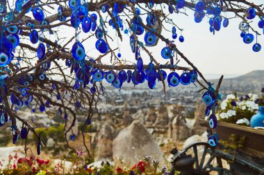 Türkiye'de Cappadocia manzaralı tepede muska ağacıyla