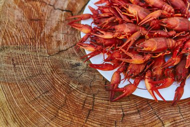 Kerevit pişmiş ve ahşap arka plan üzerinde hizmet