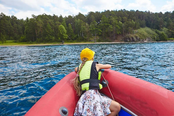 Barca gonfiabile rossa con ragazza che naviga sul lago con una splendida vista — Foto Stock