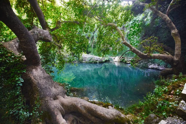 Kursunlu cachoeira parque em Antalya, Turquia, maravilhosa faterfall floresta vista — Fotografia de Stock