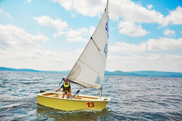 Vela treinamento de iatismo esporte crianças no lago — Fotografia de Stock