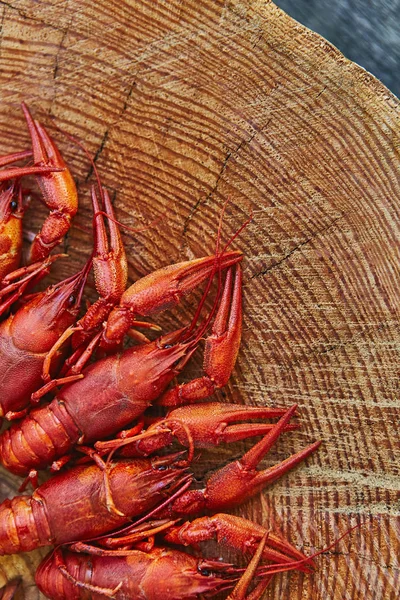 Gamberi cotti e serviti su fondo di legno — Foto Stock