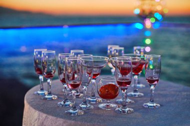 Birçok farklı kokteyl bardağı günbatımı deniz parti
