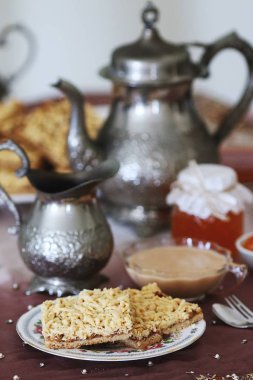 Kahve ve reçel ile rendelenmiş pasta servis