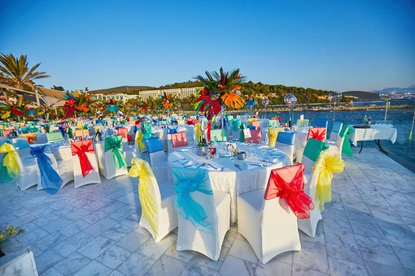Festive servi restaurant terrasse vue mer pour banquet d'entreprise ou mariage — Photo