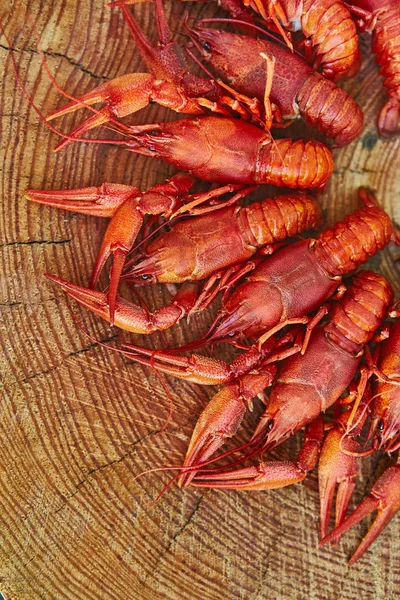 Cangrejo cocinado y servido sobre fondo de madera — Foto de Stock