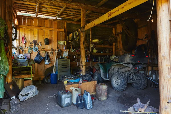 Garaje taller cobertizo con toold para reparación y atv dentro — Foto de Stock