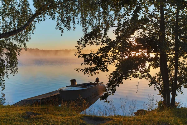 Paisaje matutino tranquilo con niebla y barcos — Foto de Stock