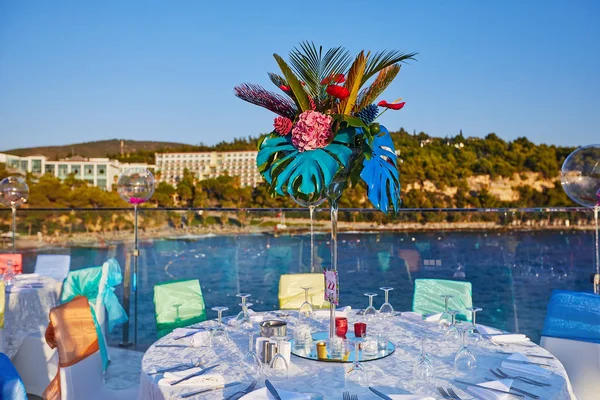 Festive servi restaurant terrasse vue mer pour banquet d'entreprise ou mariage — Photo
