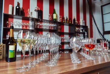 Çubuk görünümü ile şampanya ve şarap gözlük