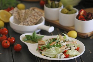 Sezar salata zeytin ve domates ile servis