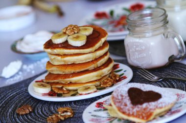 Bal ve meyve ve süt ile kahvaltı krep servis