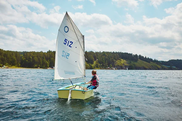 Sailing training yachting sport kids in lake — Stock Photo, Image