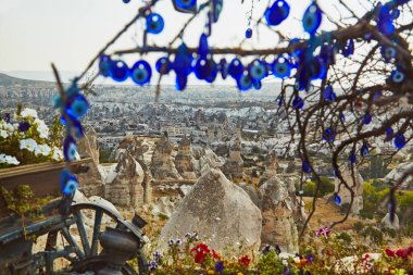Türkiye'de Cappadocia manzaralı tepede muska ağacıyla