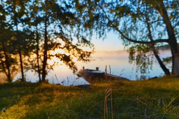 Paisaje matutino tranquilo con niebla y barcos — Foto de Stock