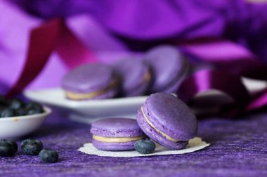 Macaron üzümlü kurabiye tatlı pasta çilek ile
