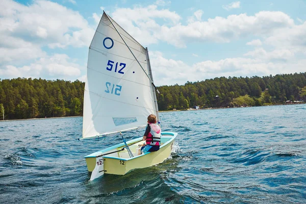 Navegación entrenamiento yate deporte niños en el lago — Foto de Stock